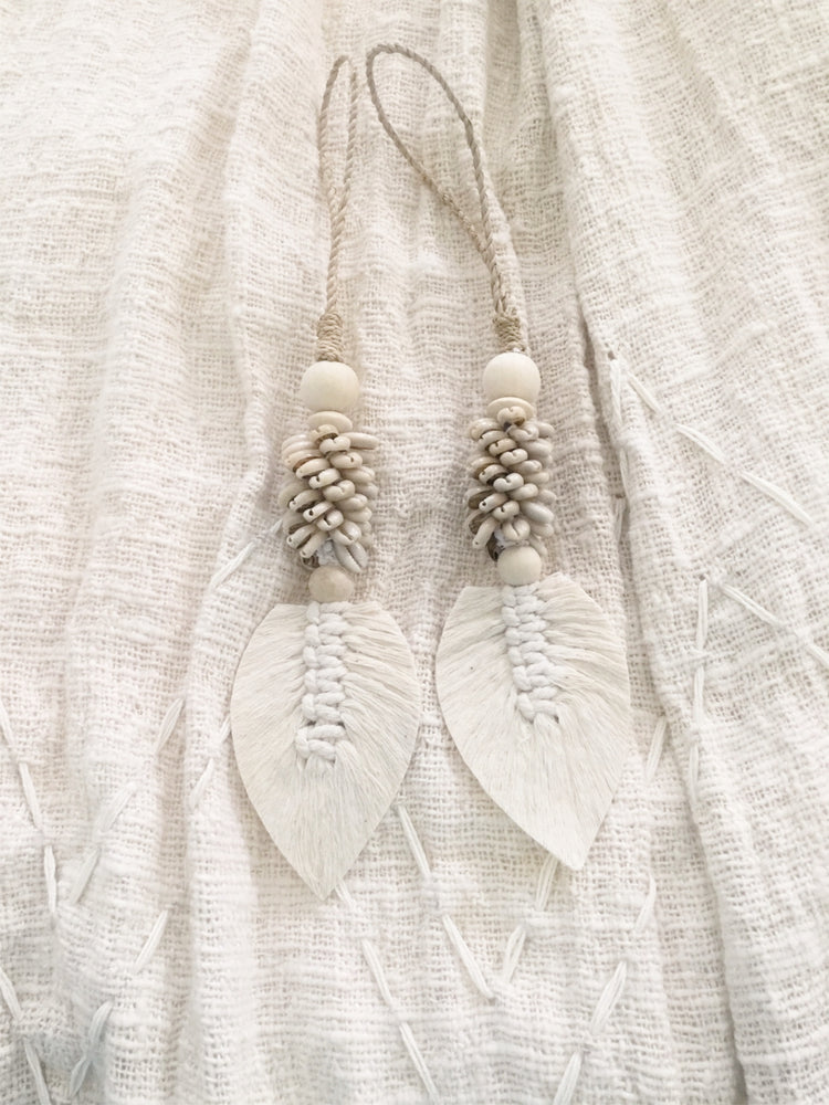 
            
                Load image into Gallery viewer, Havana Cowrie Shell &amp;amp; Leaf Tassel - Tropical Interiors
            
        